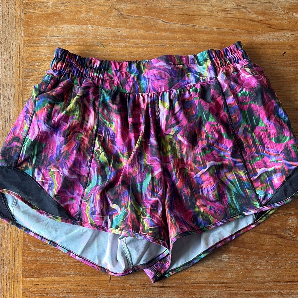 Lululemon hotty hot shorts

Great condition 

Size 6 

Smoke free home.